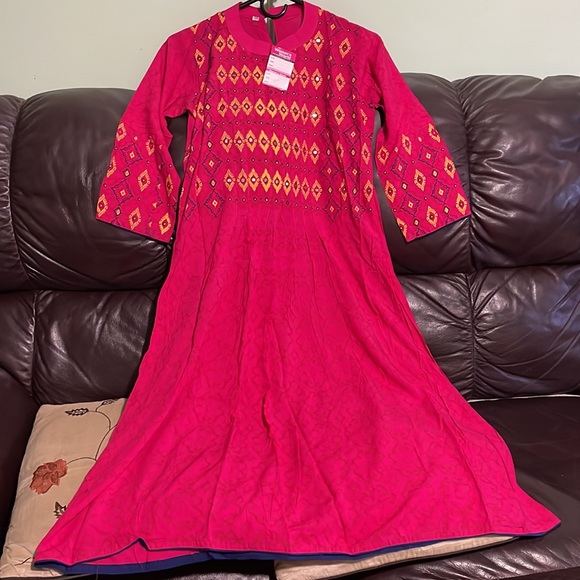 It is small for me. Indian Kurti, bright pink color with printed design 3/4 slee - Picture 6 of 13